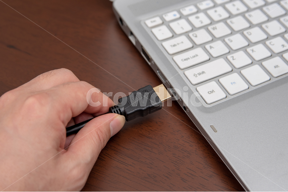 hdmi,케이블,연결,링크,영상,장비,출력,기술,노트북,키보드,컴퓨터,플러그,전송,단자,고화질,미러링,텔레비전,tv,남자,손,행동,오브젝트,과학,산업,industry,industrial,정보통신기술,전자기기,전자제품,it,information,technology,electronic equipment,비즈니스,사업,business,service,work