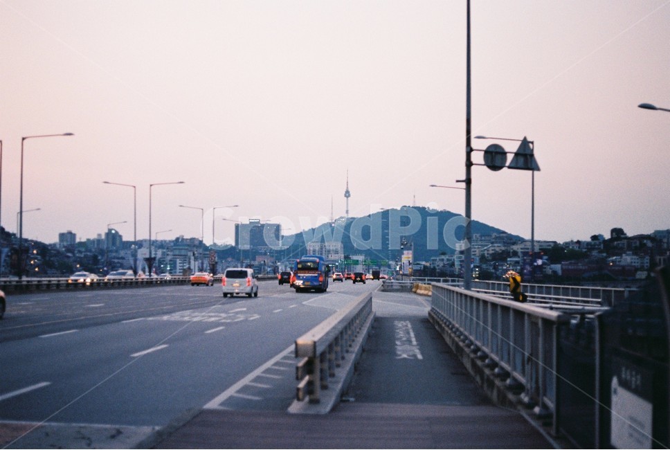 찻길,버스정류장,도로,차도,도시,자동차,버스,남산타워