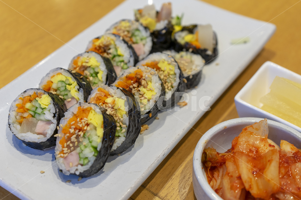 김밥,한식,분식,김치,단무지,gimbap,koreanfood,flourbasedfood,kimchi,fermentedvegetables,pickledradish