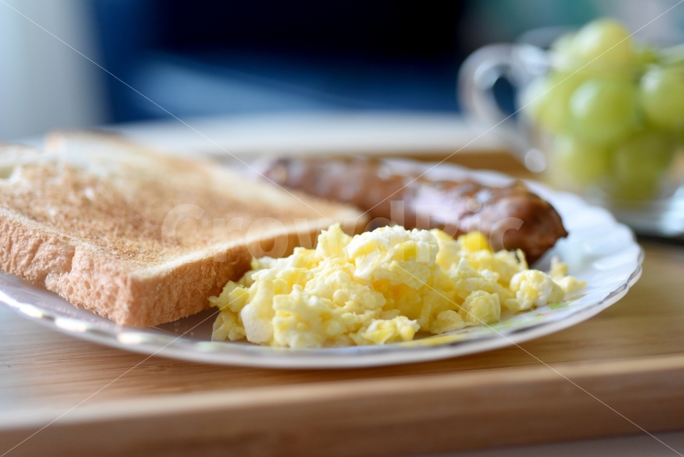 lunch,bread,Grill,egg,egg dishes,sausage,bowl,wooden tray,eating,food,picture,morning,meal,Tray,toast,brunch,green grape,healthy food,cooking,Scrambled Eggs