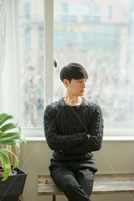 남성,남자,창가,창문,스웨터,니트,실내,사람,인물,인간,human,person,남성,남자,man,male,패션스타일,의상,fashion,style