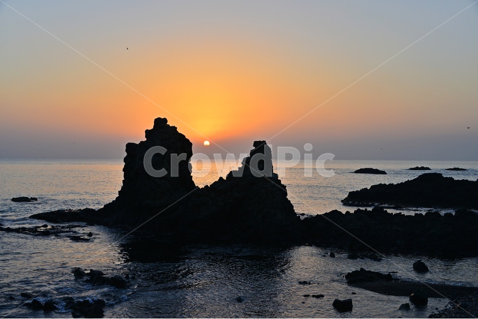 outdoors,옥외,nature,자연,water,물,ocean,대양,sea,바다,shoreline,해안선,coast,연안,해변,경주,양남,읍천,읍천주상절리,주상절리,읍천일출,아침,여명,dawn,새벽,sky,하늘,redsky,붉은하늘,자연,풍경,nature,landscape