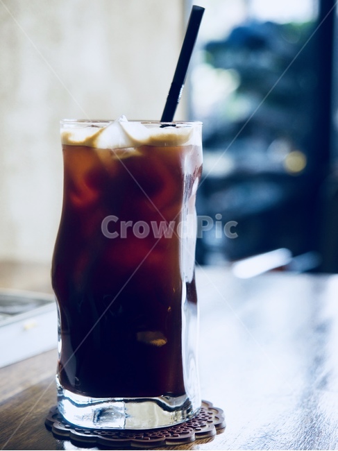 커피,아이스커피,아이스아메리카노,아메리카노,시원한음료,음료,여름음료,빨대,얼음,카페,크레마,컵,유리컵,배경,블랙커피,커피,카페,coffee,cafe