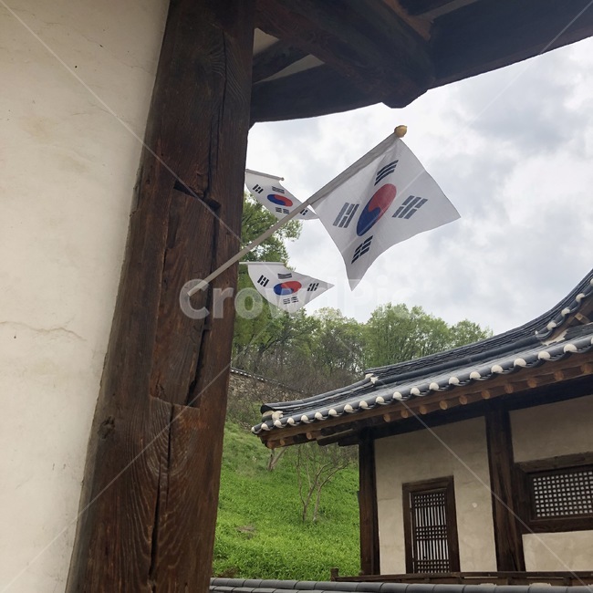 한옥,태극기,국가유공,기와집,한국집,전통가옥,태극기계양,taegeukgi,국기계양,koreanflag,삼일절,제헌절,광복절,개천절,한글날,현충일,국군의날,국경일,국기,traditionalhouse,koreanhouse,한국전통,한국문화,korean traditional,korean culture,건축물,건물외관,exterior,building,structure,architecture,construction