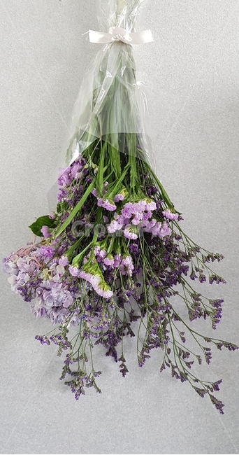 보라색꽃,꽃다발,기념꽃다발,축하꽃다발,이벤트,꽃,꽃가지,줄기,초록,핑크,분홍,포장지,투명포장지,리본,끈,plant,식물,flower,blossom,꽃,flower