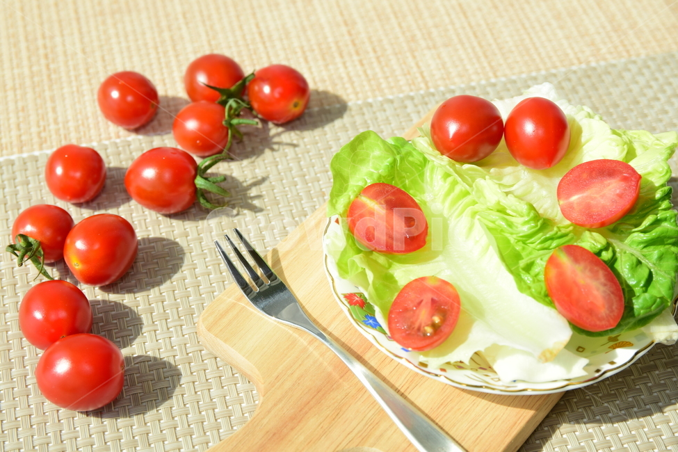 토마토,방울토마토,미니코스,포크,도마,나무도마,빨간,빨강색,초록,싱그러운,채소,디저트,dessert,green,red,fork,tomato,음식,식재료,음식재료,건강,헬스웨어,헬스케어,healthware,health care,음식,식재료,요리,food,cook,meal,dishes,food reserves