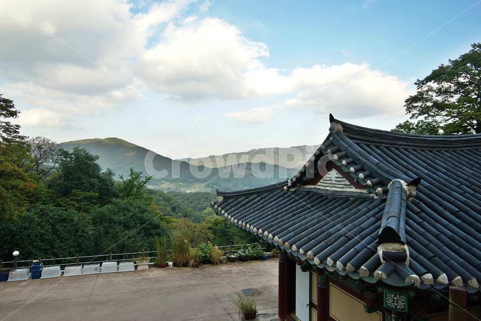 백련암,공주,마곡사,말사,고건축,암자,사찰,처마,흰구름,한국전통,한국문화,korean traditional,korean culture,건축물,건물외관,exterior,building,structure,architecture,construction