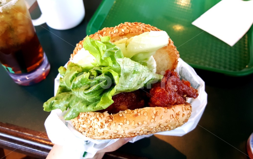 햄버거,음식,깨,맛있는,버거,양상추,먹는것,패스트푸드,hamburger,delicious,fastfood,식사,요리,서양적,cook,meal,색감,음식,식재료,요리,food,cook,meal,dishes,food reserves,빵,bread,양식,서양음식,서양요리,western food,western dishes,western meal,western cook