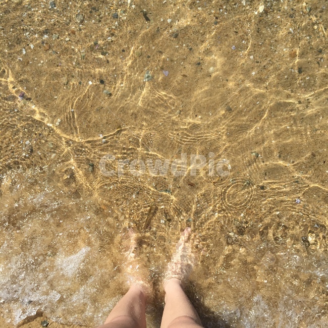 바닷가,발,사람다리,해변,감성,바다,물결,투명한물,맑은물,투명한바다,맑은바다,햇빛반사,햇빛비친바다,sea,여름,계절,summer,season,water,물,toe,발가락