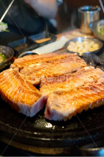 삼겹살,돼지고기,불판,육류,음식,한국음식,바베큐,안주,먹거리,요리,요리재료,굽다,음식,식재료,요리,food,cook,meal,dishes,food reserves,육류,고기,meat