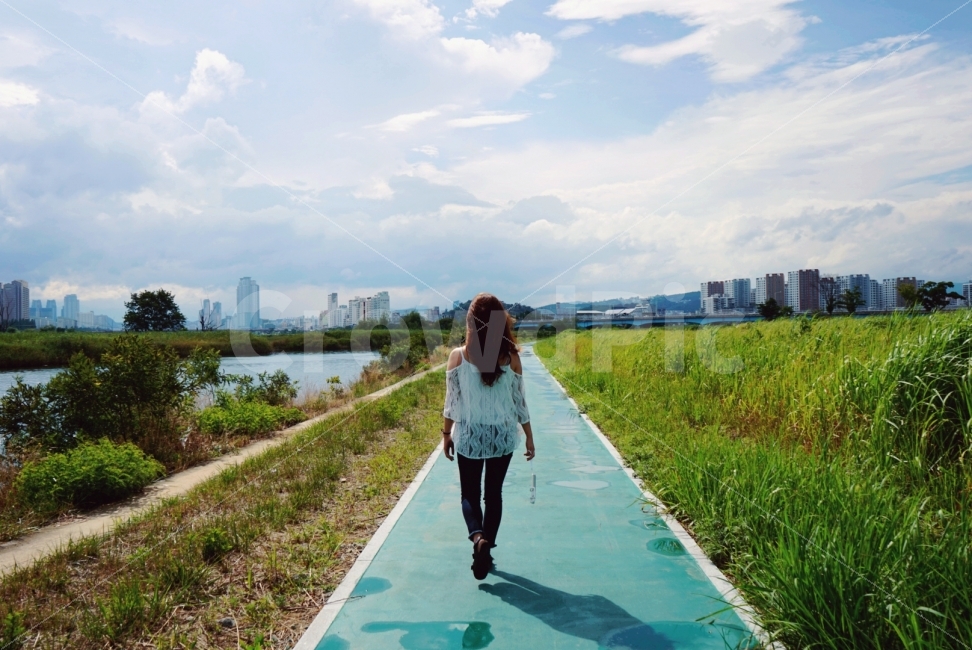 울산,명촌,나,작가,태화강,강,하늘,여름,여름하늘,풍경,사진,도시,풍경,city,landscape,사람,인물,인간,human,person,여성,여자,woman,female,lady,clothing,의류,apparel,의복,shorts,반바지