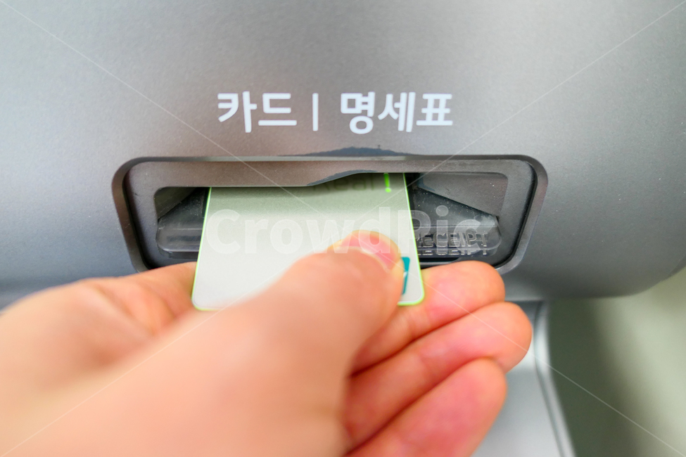 카드,신용카드,atm,현금인출기,체크카드,은행,신용,cd기,손,손가락,현금카드,현금서비스,출금,금융,금융서비스,기계,금융생활,현금인출,인출,금융,돈,finance,banking,money
