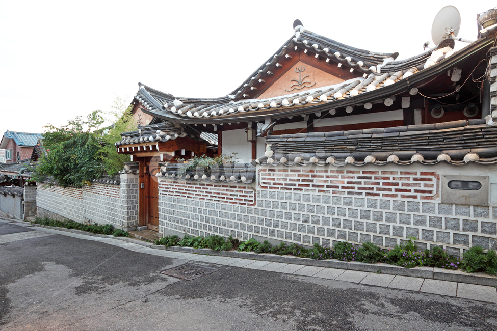 한옥,집,주택,주택가,기와집,기와,길,거리,길거리,골목,골목길,담,담장,돌담,고풍,고풍스런,전통,한국전통,한옥마을,북촌한옥마을,서울,명소,관광,건축,건축물,전통건축,전통건축물,건물,한옥집,벽,외관,무늬,문양,전통무늬,전통문양,익스테리어,민속,바닥,공간,배경,백그라운드,한국,한국전통,한국문화,korean traditional,korean culture,건축물,건물외관,exterior,building,structure,architecture,construction