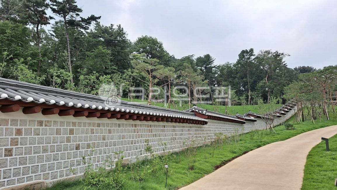 담장,기와,궁궐담장,문화유산,세계문화유산,종묘,jongmyoshrine,worldheritage,wall,stonewall,palacewall,palace,worldheritagesite,rooftile,heritage,seoul,서울