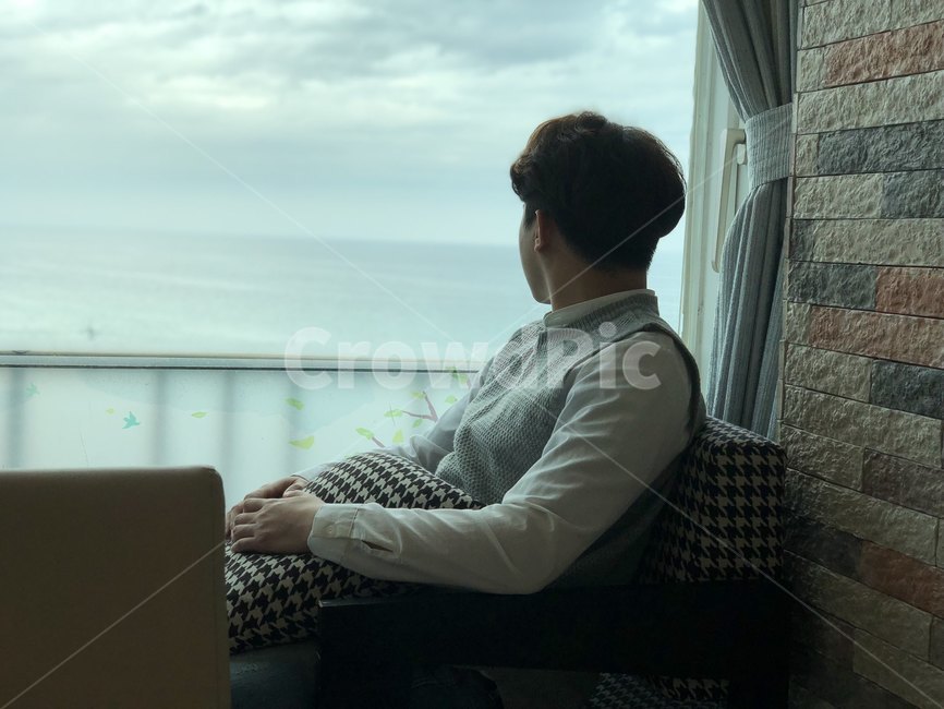 젊은,남성,뒷모습,창가,고독,사람,인물,인간,human,person,남성,남자,man,male,고독함,외로움,쓸쓸함,우울함,슬픔,lonely,solitary