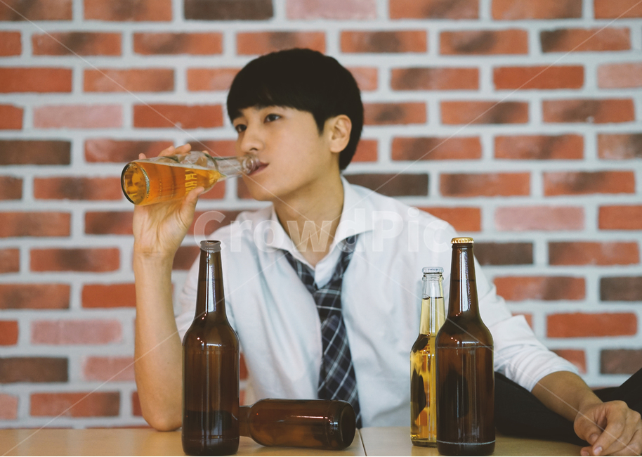 남성,남자,펍,맥주,비어,beer,술,음주,과음,맥주병,병맥주,알코올,사람,인물,인간,human,person,남성,남자,man,male,술,주류,alcohol,산업,industry,industrial,비즈니스,사업,business,service,work