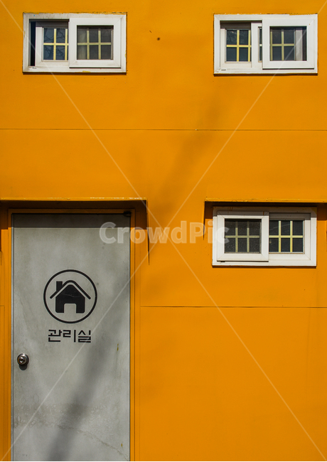 건물,창문,출입문,출입구,손잡이,문,노랑색,흰색,건축물,건물외관,exterior,building,structure,architecture,construction