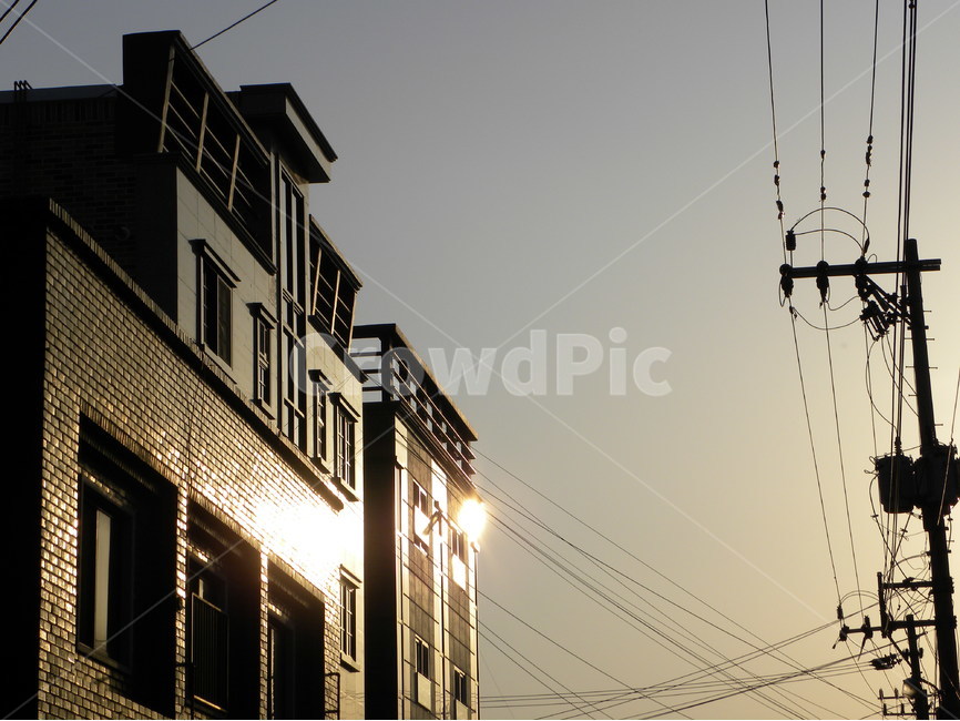 빌라,도심,눈부심,전봇대,해질녘,해질무렵,sunset,sundown,dawn,telephonepole,downtown,도시,풍경,city,landscape,감성,sensible,feeling,건축물,건물외관,exterior,building,structure,architecture,construction