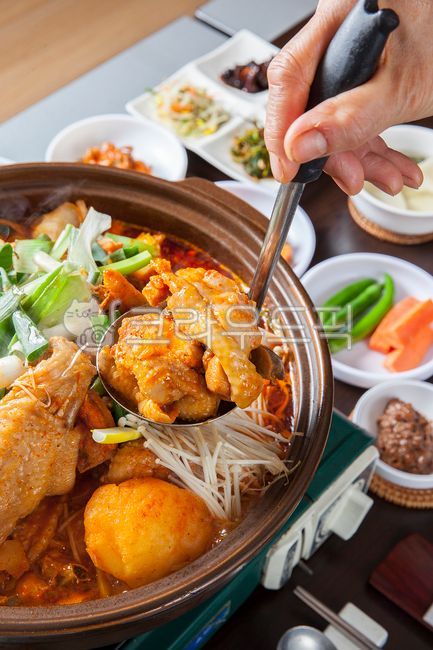 닭요리,닭도리탕,닭매운탕,닭볶음탕,토종닭,닭,감자,버섯,대파,파,food,음식,식사,토종닭볶음탕,당근,고추,별미,전통음식,민속음식,토속음식,한국음식,한국먹거리,한식,음식,식재료,요리,food,cook,meal,dishes,food reserves