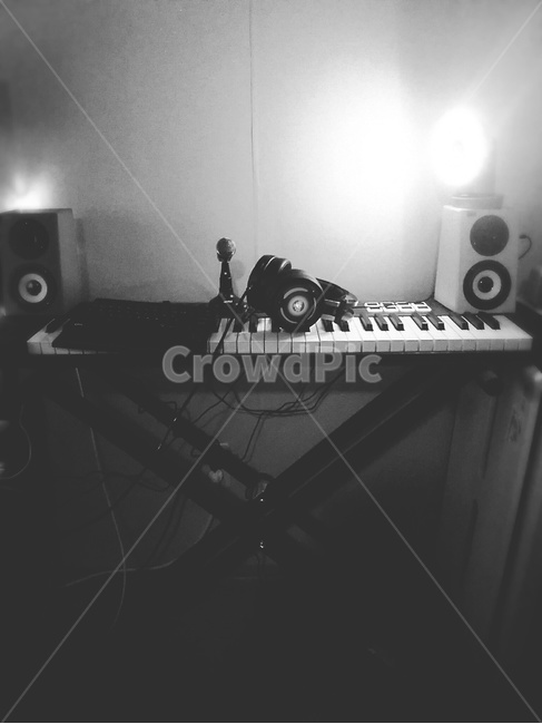 피아노,흑백,감성,고요한,새벽,음악,작곡,멋있는,모던,스피커,흑백,모노톤,monochrome,black and white,악기,음향기기,musical instrument,musical equipment