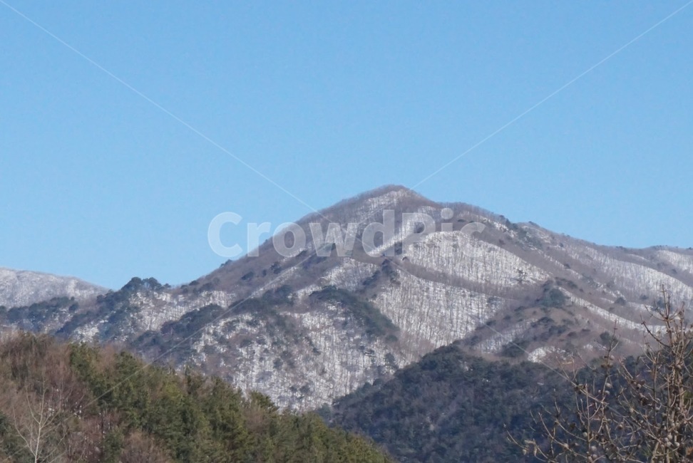 겨울산,앙상한,눈쌓인,눈,맑은겨울,날씨,추움,겨울,계절,winter,season,자연,풍경,nature,landscape,outdoors,옥외,mountain range,산맥,mountain,산,slope,경사