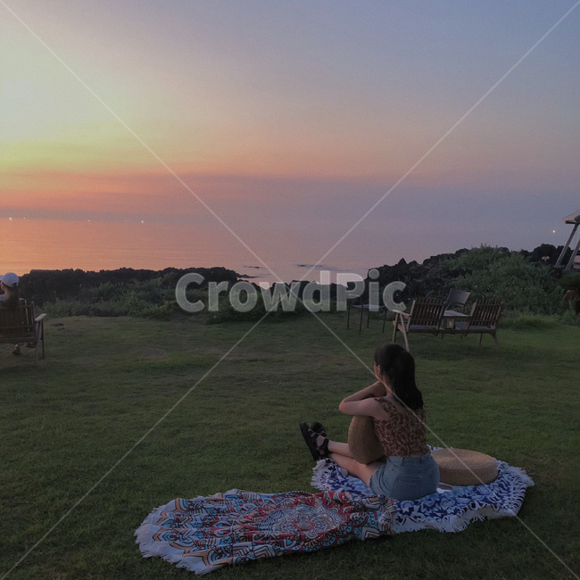 피크닉,일몰,노을,해질녘,제주도,여유,바캉스,피크닉카페,여름휴가,붉은노을,분홍노을,잔디밭,사람,인물,인간,human,person,여성,여자,woman,female,lady,여행,휴가,traveling,vacation,trip