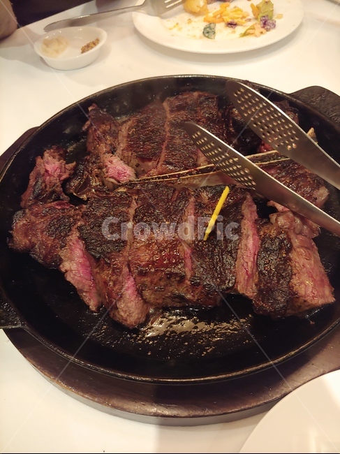 스테이크,고기,소고기,레스토랑,음식,미디움,웰던,맛집,티본,굽기,음식,식재료,요리,food,cook,meal,dishes,food reserves,육류,고기,meat,양식,서양음식,서양요리,western food,western dishes,western meal,western cook
