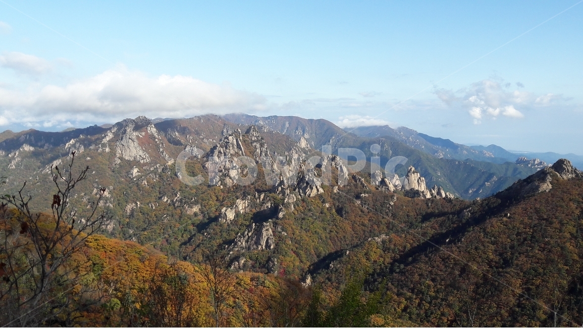 설악산,한국의산,설악산국립공원,공룡능선,천불동계곡,한국의가을,단풍,구름,한국의산하,아름다운산,바위,암봉,자연,풍경,nature,landscape,한국자연풍경,한국자연경관,korea nature landscape,mountain,산,outdoors,옥외,mountain range,산맥