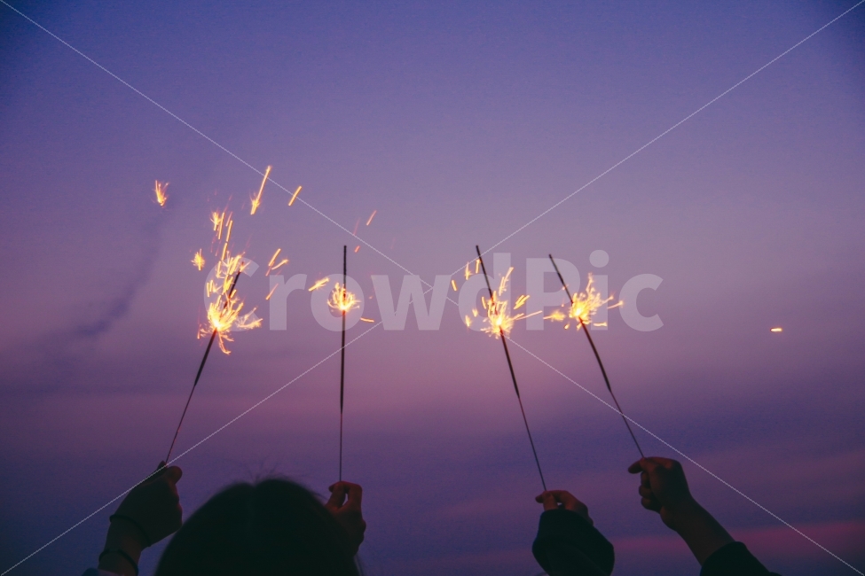 스파클라,불꽃놀이,보라색,우정,감성,하늘,저녁,야경,밤,풍경,nightscape,night,landscape,사람,인물,인간,human,person,친구,우정,friendship,companion,감성,sensible,feeling,색깔,색상,색채,색감,color sense,color sensitivity,feeling of color,연출,컨셉,콘셉,direction,concept,light,빛,flare,플레어