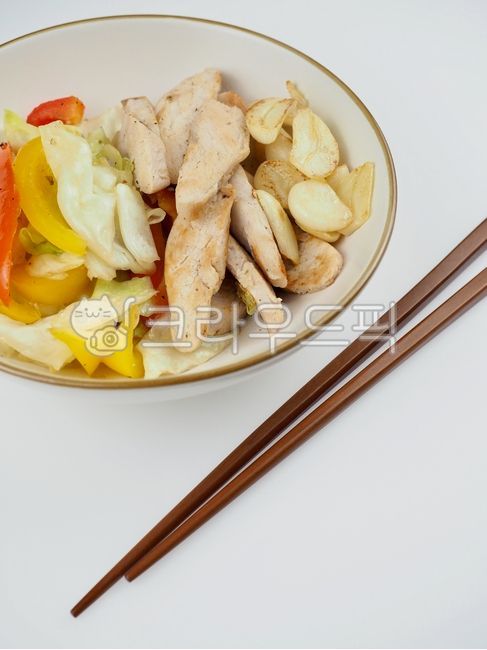 닭가슴살구이,닭가슴살,반찬,닭가슴살스테이크,닭고기,닭고기요리,고기,음식,식사,요리,다이어트식품,점심,저녁식사,저속노화식단,채소,파프리카,혼합,젓가락,단백질,grilledchickenbreast,chickenbreast,sidedish,chicken,chickendish,meat,food,meal,cooking,마늘