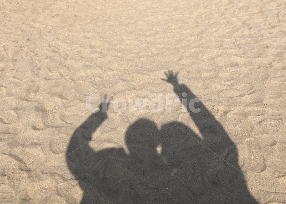 여자,친구,가위바위보,모래,모래사장,그림자,발자국,베프,friend,해변,바다,beach,sea,인물실루엣,사람실루엣,character silhouette,human silhouette,친구,우정,friendship,companion,여행,휴가,traveling,vacation,trip,ground,바닥,soil,흙,nature,자연,outdoors,옥외