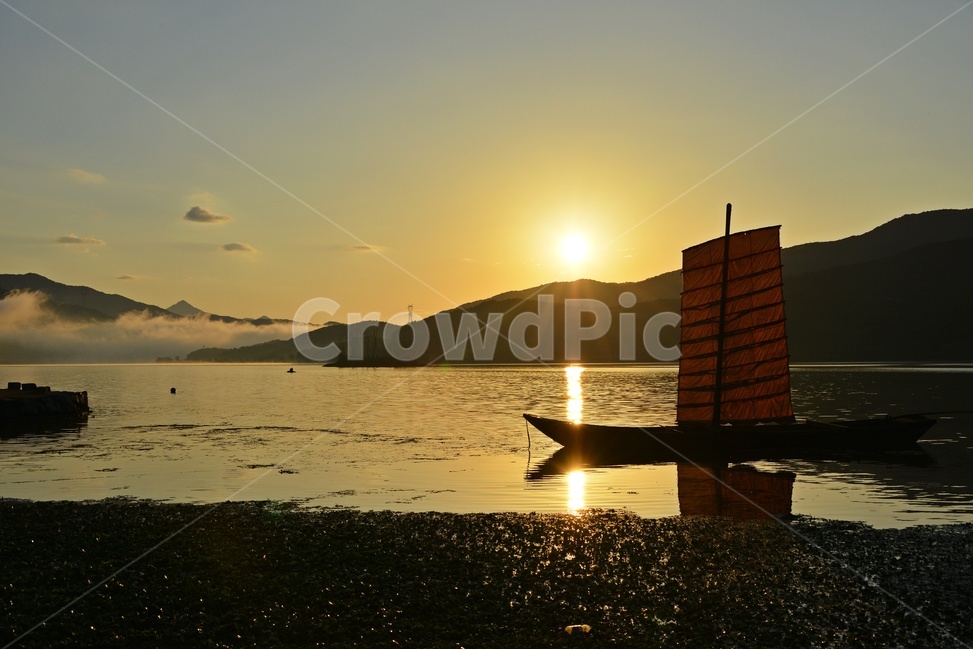 boat,보트,transportation,교통,person,사람,human,인간,outdoors,옥외,nature,자연,dawn,새벽,light,빛,flare,플레어,sunlight,햇빛,sky,하늘,redsky,붉은하늘,양평,두물머리,일출,두물머리아침,돚단배,황포돚배,나룻배,여명,나무,자연,풍경,nature,landscape,한국자연풍경,한국자연경관,korea nature landscape