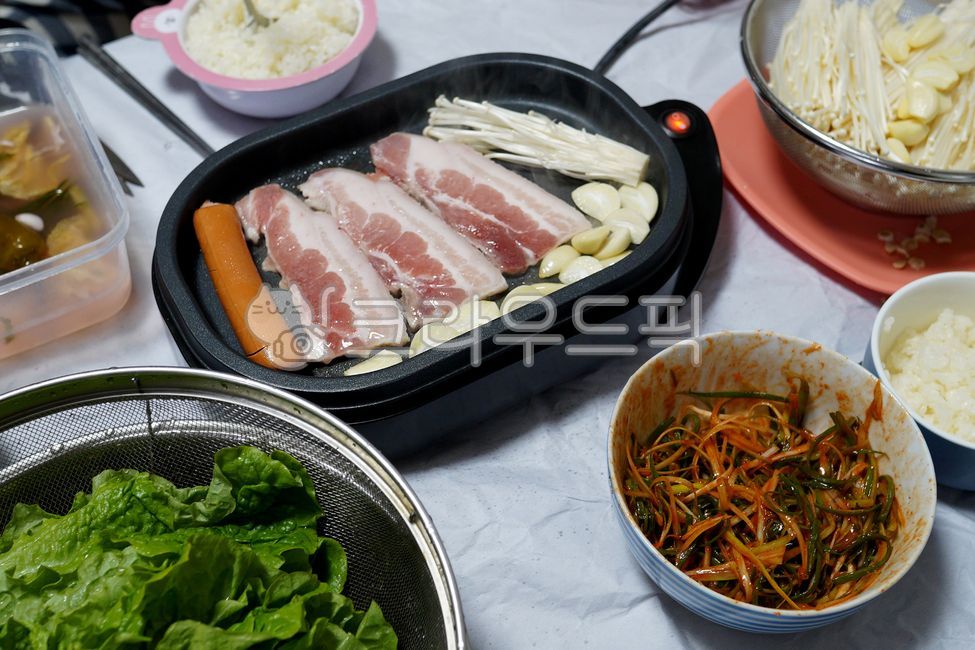 고기,삼겹살,돼지고기,소시지,파채무침,팽이버섯,밥상,마늘,pork,enokimushroom,porksausages,pachae,koreanseasonedgreenonions,porkbelly,bacon