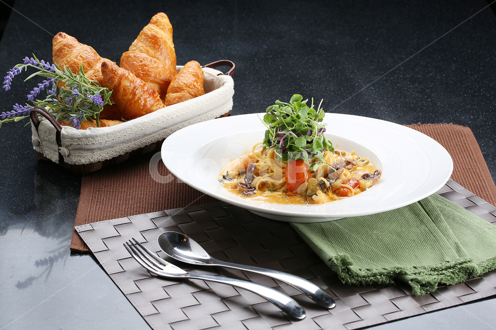 cream pasta,seafood dish,lunch,tableware,spaghetti,recipe,plate,sauce,tomato,vegetable,Spaghetti,cookbook,flour,pasta,seafood spaghetti,ingredients,cooking,seafood,noodle dish,sprout,noodles,cook,food photography,cuisine,squid dish,dinner,food,meal,sprout