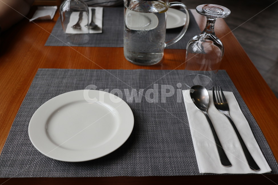 식당,레스토랑,접시,숟가락,포크,뷔페,물,와인잔