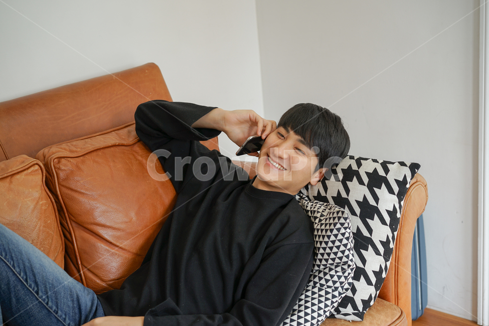 쇼파,소파,휴식,남성,남자,거실,휴일,sofa,실내,쿠션,rest,가구,통화,휴대폰,전화,핸드폰,사람,인물,인간,human,person,남성,남자,man,male