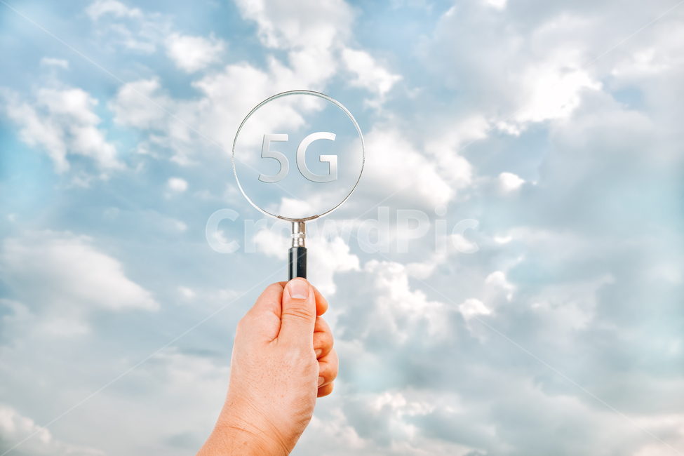 5G,차세대,돋보기,와이파이,인터넷,하늘,구름,날씨,유비쿼터스,항상,손,컨셉,자연,모바일,소셜,social,sky,wifi,mobile,smart,internet,사람,인물,인간,human,person,신체일부,몸,body,손,제스처,표시,손짓,표현,gesture,hand,sign,expression,정보통신기술,전자기기,전자제품,it,information,technology,electronic equipment,연출,컨셉,콘셉,direction,concept