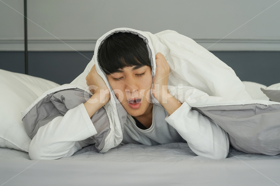 남성,남자,침대,침실,방,실내,이불,아침,졸음,하품,기상,따분한,지루한,심심한,사람,인물,인간,human,person,남성,남자,man,male