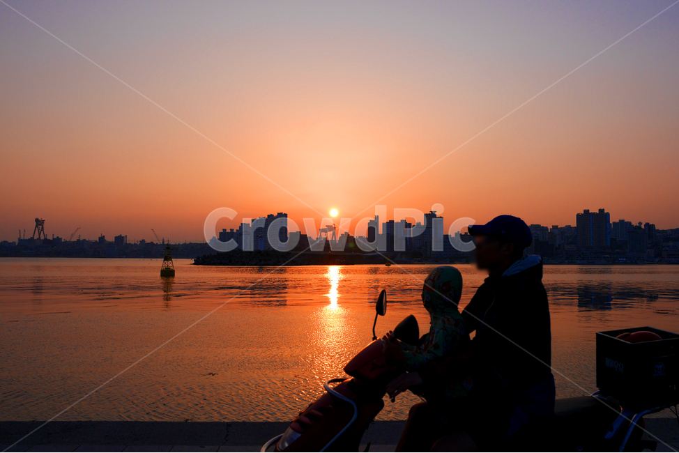 노을,석양,일몰,바다,낙조,sunset,sundown,sea,바다풍경,도시,풍경,city,landscape,사람,인물,인간,human,person,인물실루엣,사람실루엣,character silhouette,human silhouette,감성,sensible,feeling,고독함,외로움,쓸쓸함,우울함,슬픔,lonely,solitary