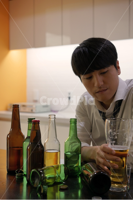 술병,술,알콜,남성,남자,음주,과음,소주,맥주,비어,사람,인물,인간,human,person,남성,남자,man,male,술,주류,alcohol