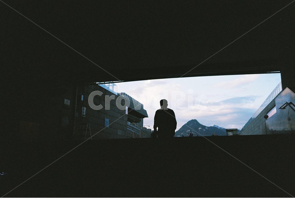 광화문,광화문역,광화문광장,하늘,겨울,필름,필름사진,서울,sky,film,도시,풍경,city,landscape,한국도시풍경,한국도시경관,korea cityscape,사람,인물,인간,human,person,인물실루엣,사람실루엣,character silhouette,human silhouette,감성,sensible,feeling,고독함,외로움,쓸쓸함,우울함,슬픔,lonely,solitary
