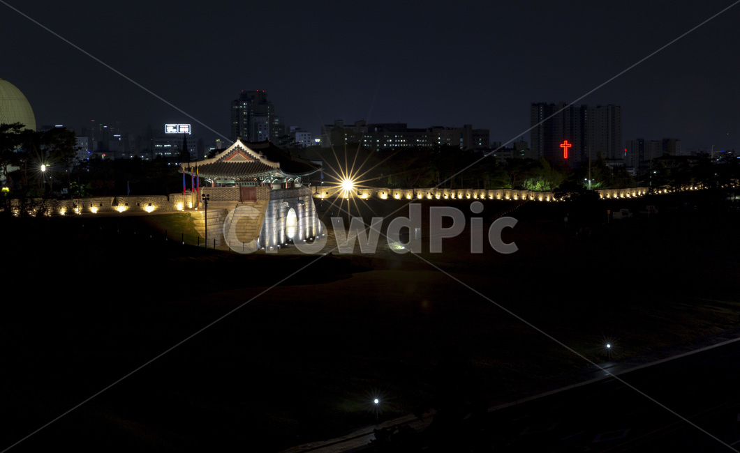 수원,화성시,팔달구,수원화성,야경,landscape,화성성벽,팔달문,밤,nightscape,랜드마크,한국관광지,관광지,명소,유네스코세계문화유산,조선시대건축물,traditional,architecture,construction,building,창룡문,한국전통,한국문화,korean traditional,korean culture,랜드마크,landmark,tourist attraction,한국랜드마크,한국관광지,한국명소,korea landmark,korea tourist attraction
