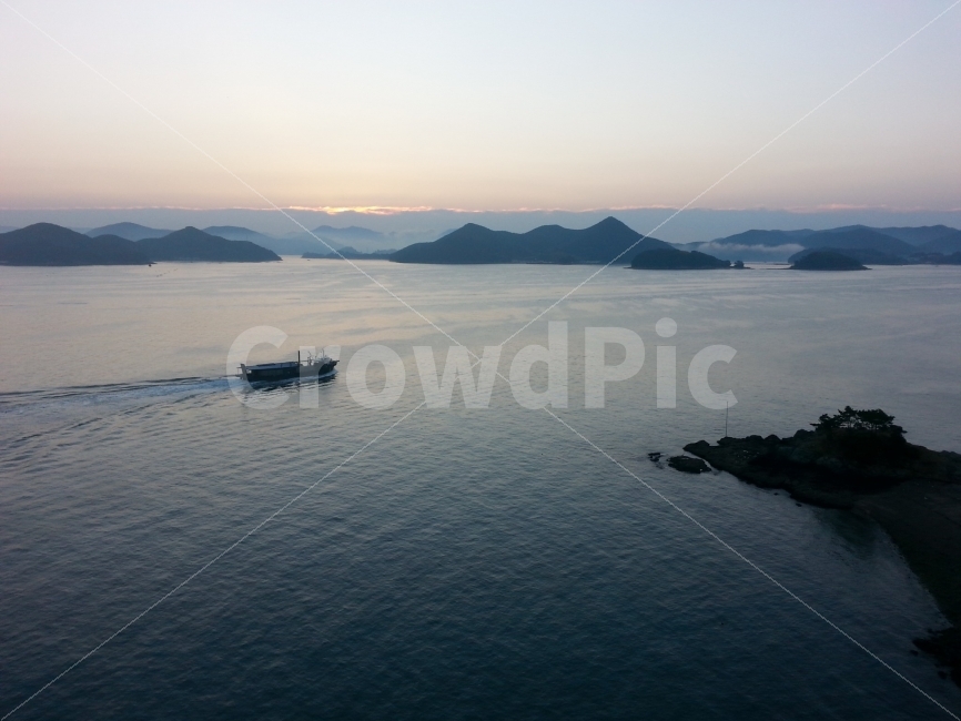 일출,바다,섬,고기잡이,자연,아침,계절,여행,자연,풍경,nature,landscape,한국자연풍경,한국자연경관,korea nature landscape,산업,industry,industrial,어업,fishery,fishing industry,교통,교통수단,traffic,transportation,land,땅,outdoors,옥외,sea,water,물,ocean,대양,shoreline,해안선,coast,연안