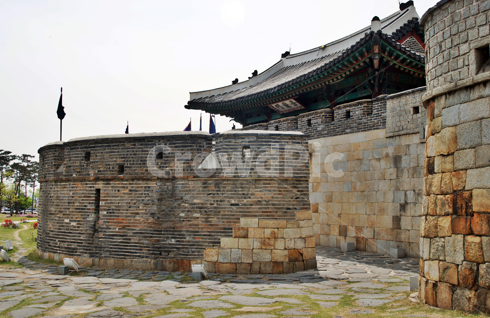 창룡문,동문,전각,수원화성,화성,성곽,조선시대,유네스코세계문화유산,성벽,옹성,와장대,한국전통,한국문화,korean traditional,korean culture,건축물,건물외관,exterior,building,structure,architecture,construction