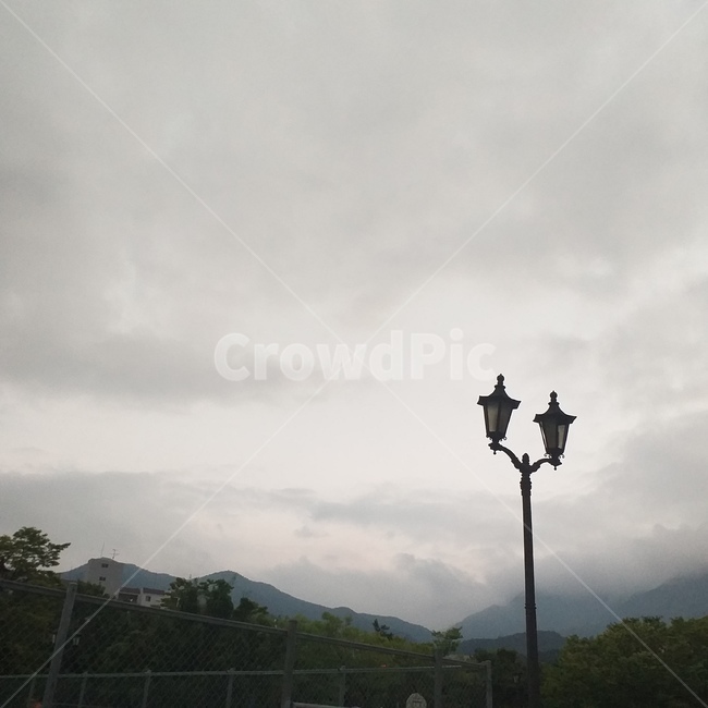 가로등,하늘,구름,산,나무,흐릿