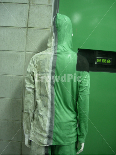 카무플라주,camouflage,투명인간,theinvisibleman,페인팅,초현실,surreal,surrealism,fashion,fashioncritique,패션,컬러,alive,마네킹,아트웍,human,교실,관통,계원예대,영화,film,scene,clothing,apparel,분위기,mood,독특한,creative,아트