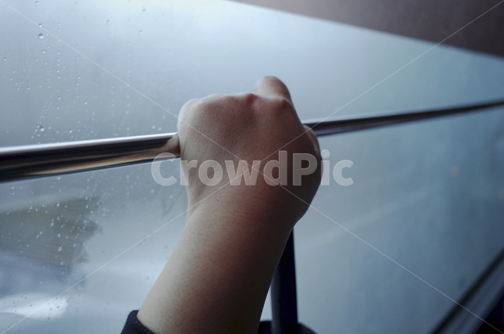 창문,window,손,hand,손잡이,잡고있는,비,비오는날,rain,rainy