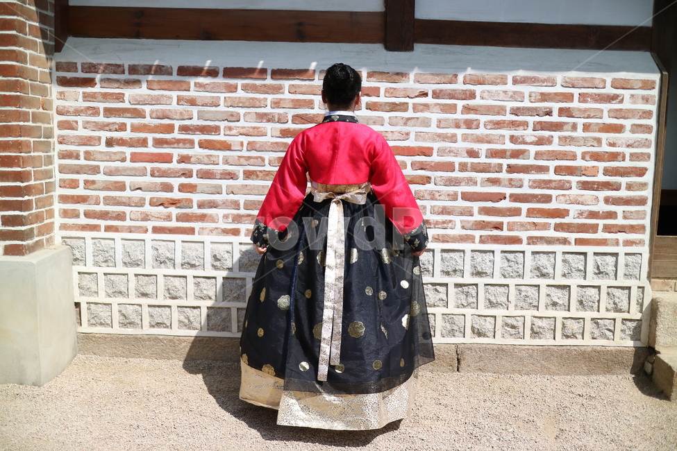 북촌한옥마을,한복,여자한복,빨간한복,옷,패션,apparel,의복,clothing,의류,fashion,robe,gown,겉옷,사람,뒷모습,한복,한국전통의상,hanbok,korean traditional clothes