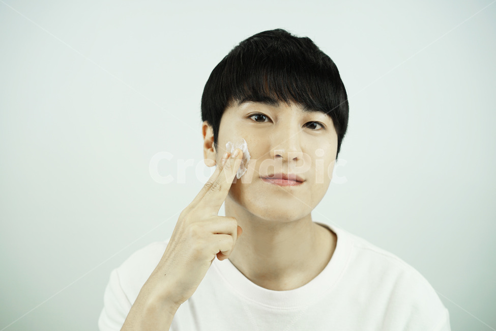남자,뷰티,스킨케어,피부관리,화장품,로션,beauty,skincare,cosmetic,남성,lotion,그루밍족,사람,인물,인간,human,person,얼굴표정,facial expression,face,남성,남자,man,male,감정표현,기분,feeling,emotion,뷰티,미용,beauty treatment