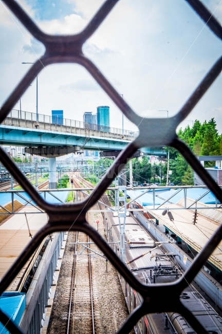 영등포역,전철,빛,도시,틀,철로,도시,풍경,city,landscape,교통,교통수단,traffic,transportation,banister,난간,handrail,road,도로